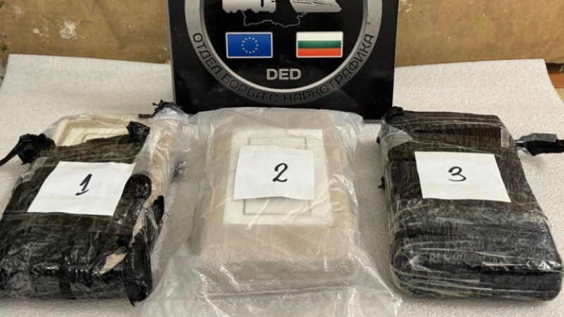 Митнически служители откриха около 6 кг кокаин и 18 кг